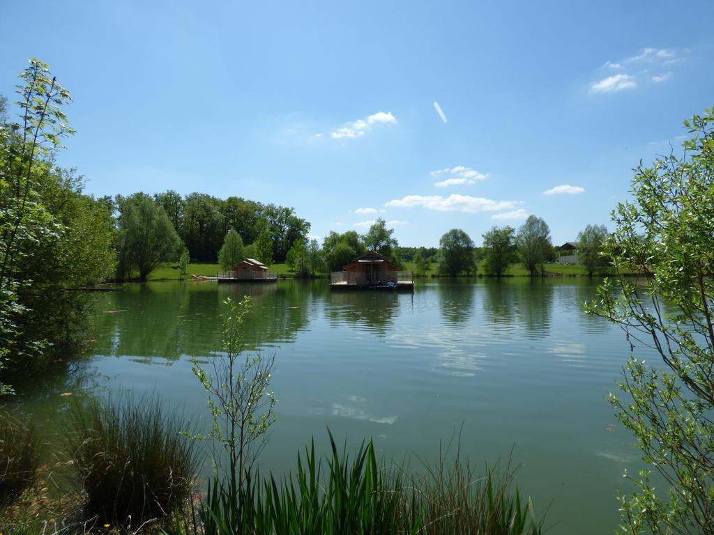 מלון Douzains Cabanes Flottantes Du Lac De Pelisse מראה חיצוני תמונה