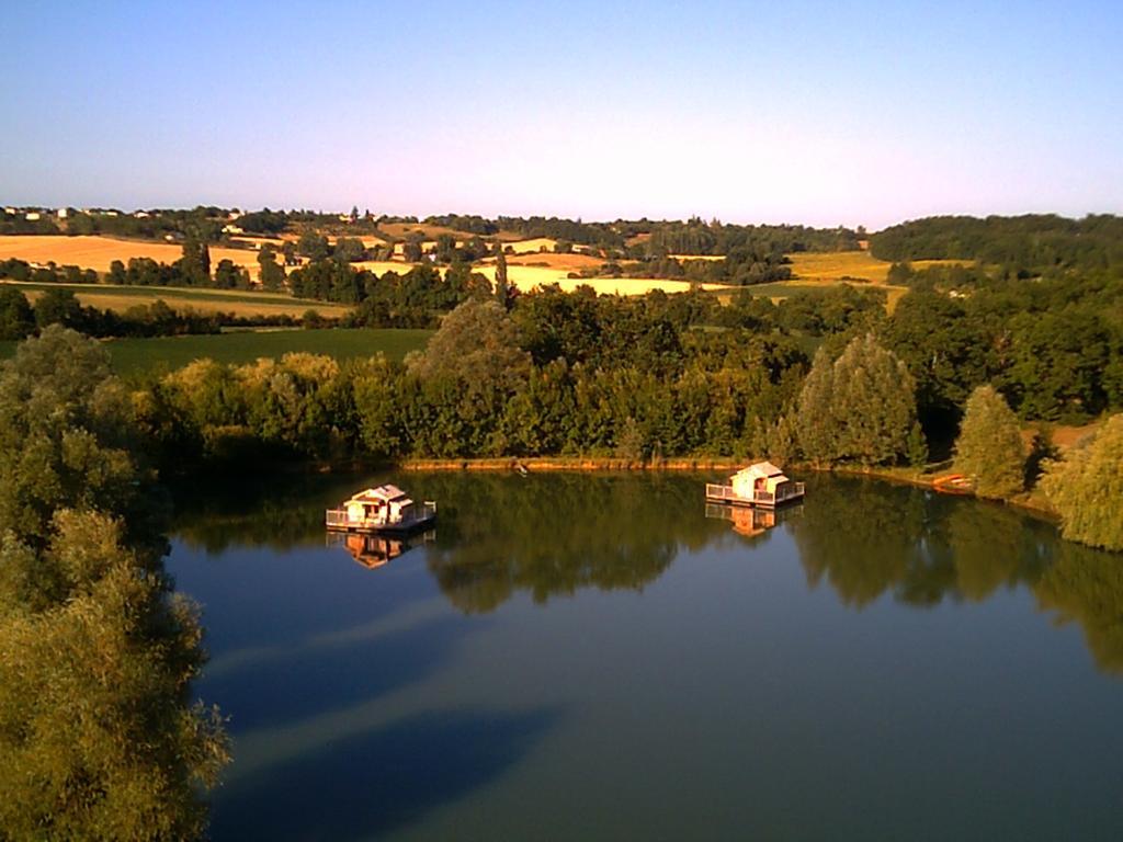 מלון Douzains Cabanes Flottantes Du Lac De Pelisse מראה חיצוני תמונה